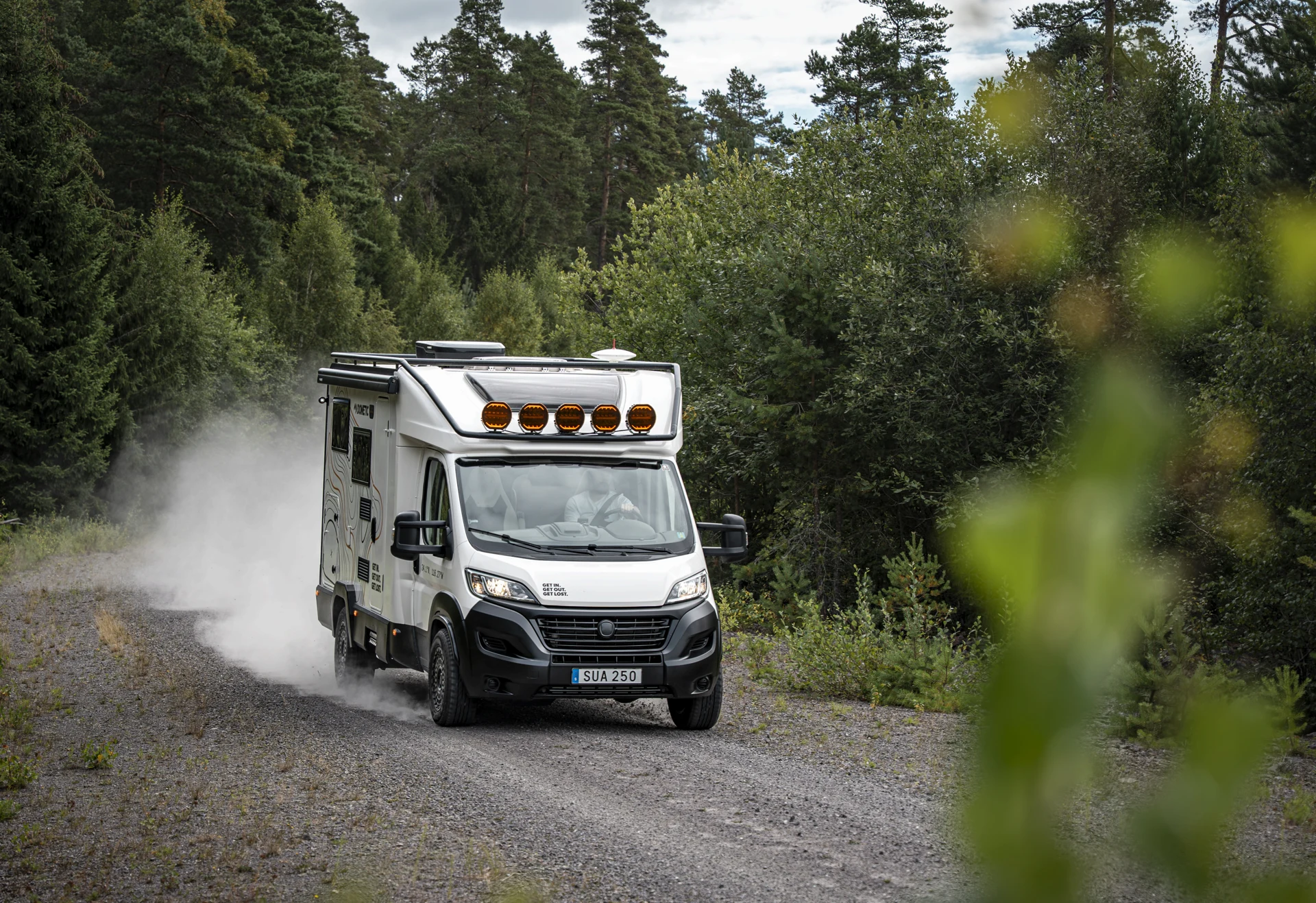 Camper på en skogsväg