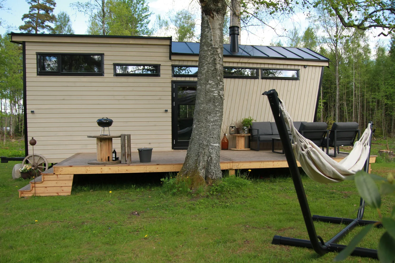 WOODWERK tiny house med altan i svensk natur